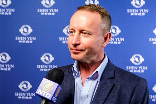'圖7：舞蹈學校的創辦人伊姆雷﹒巴拉斯（Imre?Balazs）五月十九日觀賞神韻在英國伯明翰國際會議中心（The?ICC?Birmingham）的最後一場演出，讚歎神韻之美超越任何語言。'