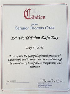 '圖3：紐約州第三選區參議員托馬斯﹒克羅奇（Thomas?Croci）嘉獎「第十九屆世界法輪大法日」。他在褒獎中讚揚法輪大法是和平的精神修習方法以及傳播「真-善-忍「對世界的影響。'