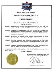 '圖6：安省北灣（North Bay）市長Al McDonald頒發褒獎，宣布法輪大法日'