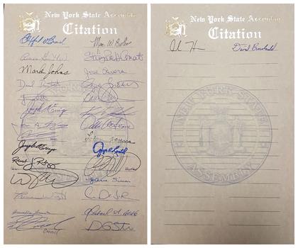 '圖2～3：有紐約州五十六位議員聯署的恭賀?「第十九屆世界法輪大法日」的褒獎狀。'