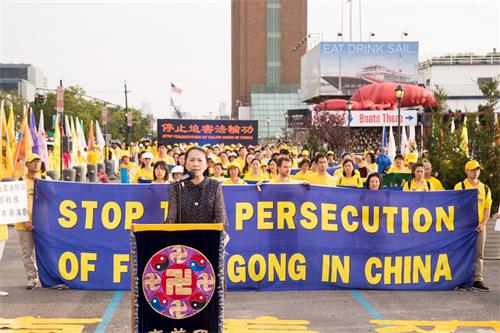 '圖10：全球退黨服務中心主席易蓉在集會上發言'