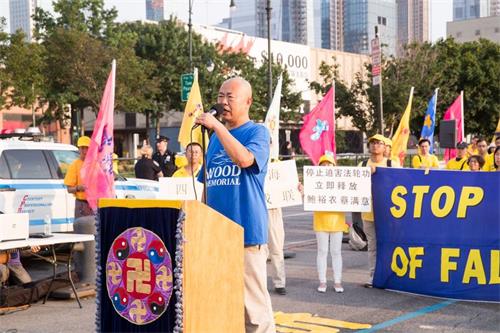 '圖11：中國自由作家張林在集會上發言支持法輪功反迫害'