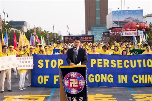 '圖12：哥倫比亞大學政治學博士李天笑在集會上發言'