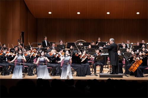 圖3：二零一八年九月十九日晚，神韻交響樂團於台北中山堂舉行演出。前排是二胡演奏家戚曉春（右）、王真（中）和於小航（左）。