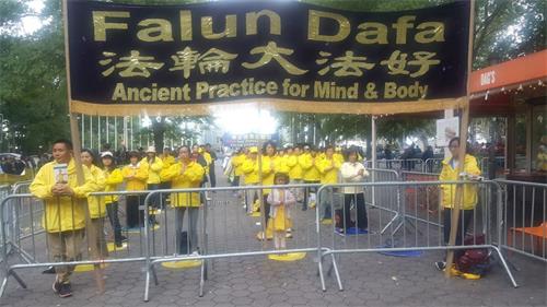'圖2：同時告訴各國代表：「法輪大法好」。'