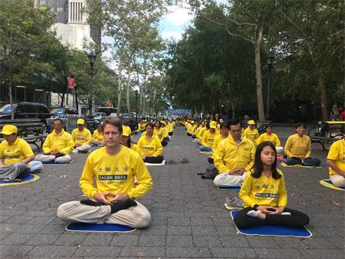 '圖3：在聯合國大會期間，九月二十四日至二十九日，來自大紐約地區的部份法輪功學員都來到聯合國總部對面的哈瑪紹廣場和平請願，傳播法輪功的真相，呼籲制止迫害，法辦迫害元凶江澤民。'