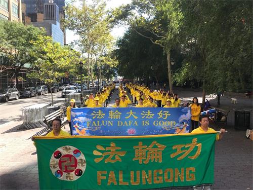 '圖5：在聯合國大會期間，九月二十四日至二十九日，來自大紐約地區的部份法輪功學員都來到聯合國總部對面的哈瑪紹廣場和平請願，傳播法輪功的真相，呼籲制止迫害，法辦迫害元凶江澤民。'