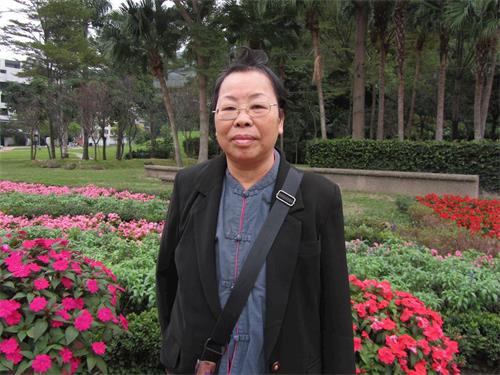 '圖4：馬女士從隻字不識，到可通讀所有法輪大法書籍，感激師父以及大法恩澤。'