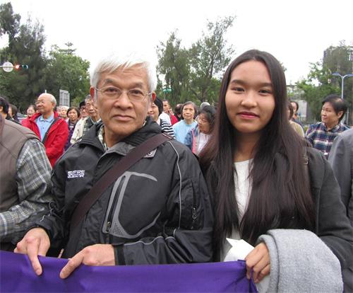 '圖5：張煉銅偕同孫女張芳瑜向師尊拜年。'