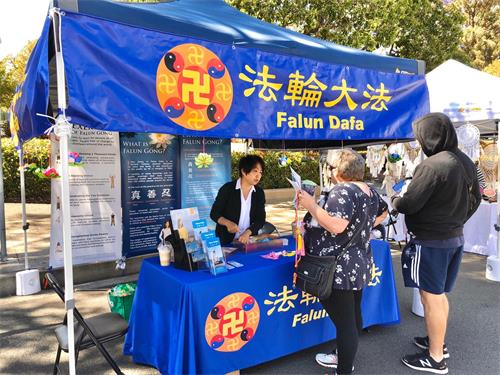 '圖6：人們紛紛駐足了解真相'