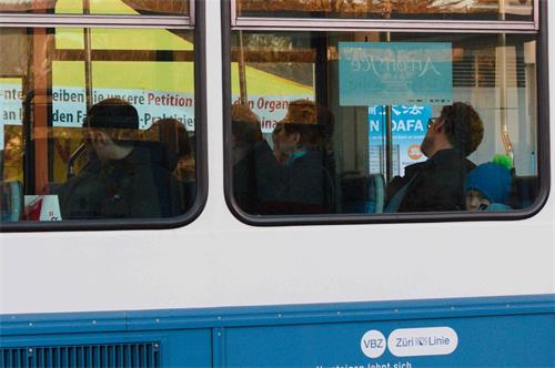 '圖1～2：法輪功學員的信息攤位吸引了路人及電車乘客的注意力'