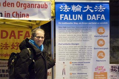 '圖5：鮑姆加滕納女士對法輪功印象非常好，簽名支持法輪功。'