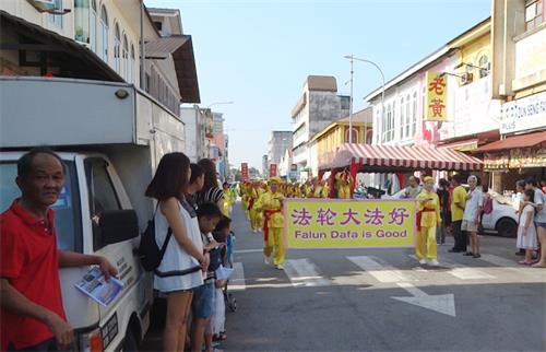 圖1～3：二零一九年二月十日，大年初六，馬來西亞法輪功學員選擇在霹靂州首府怡保（Ipoh）舉行己亥年第一場的新年遊行，獲得民眾的歡迎。