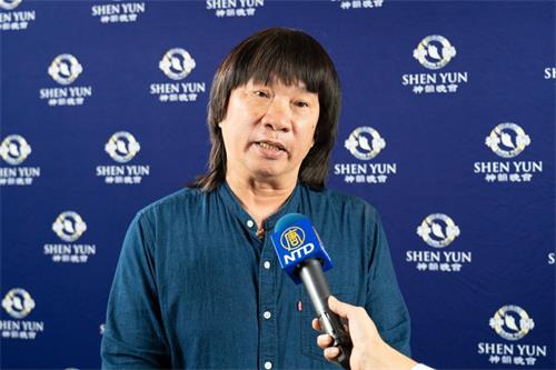 圖6：越南資深電影美術指導武輝（Huy Vu）於四月四日下午觀賞神韻在高雄文化中心的演出。