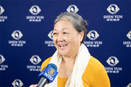 圖8：二零一九年四月六日晚間，高雄美術推廣傑人會理事、畫家顏玉琴觀賞神韻世界藝術團在高雄市文化中心第五場演出。