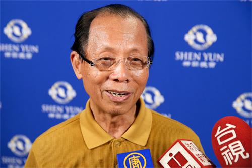 圖10：二零一九年四月十日下午，藝術家陳忠藏觀賞神韻世界藝術團在台北國父紀念館的演出。