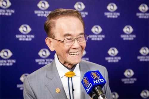 圖14：二零一九年四月十五日下午，台北北門扶輪社創社社長、翻譯公司董事長方振淵向神韻藝術總監和所有演員表達謝意。