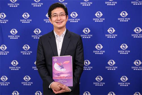 圖3：台灣立法委員蔡適應，四月十七日晚上在基隆文化中心演藝廳觀賞神韻演出。