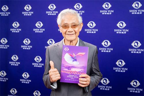 圖6：四月二十五日下午，台灣國寶級雕刻家遊禮海首度觀賞神韻世界藝術團在桃園展演中心的演出。