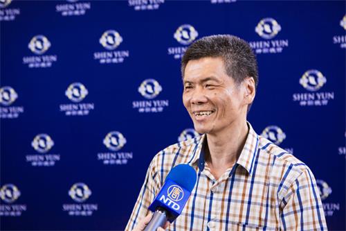 圖9：四月二十九日晚間，陶藝師蔡正勝觀賞神韻世界藝術團在台南文化中心的演出。