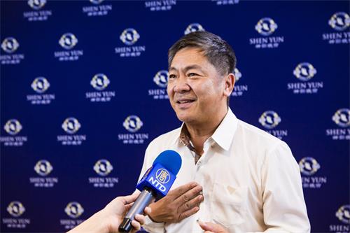 圖11：四月二十九日晚間，知名音樂總監、「教唱達人」黃偉霖觀賞神韻世界藝術團在台南文化中心的演出。