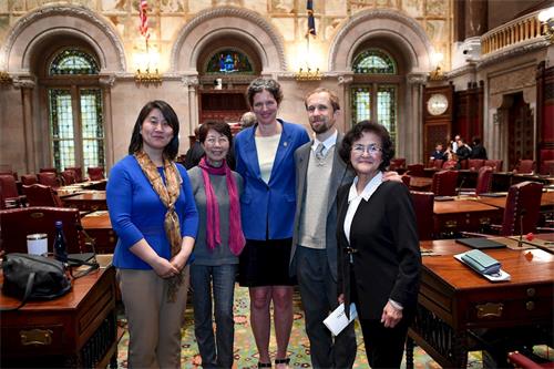 '圖2：第四十二選區參議員吉恩﹒麥茲格（Jen Metzger）女士（中）和法輪功學員合影'