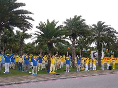 '圖3～4：二零二零年十二月二十日，花蓮部份法輪功學員齊聚在東台灣福爾摩沙海岸線上的太平洋公園，唐鼓表演及五套功法演示展示法輪功的美好。'