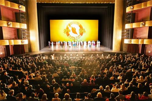 '圖4：二零二零年三月八日，神韻藝術團在紐約林肯中心大衛寇克劇院演出吸引各界精英前來觀賞。有觀眾表示：「舞蹈所傳達的信息很美麗，令人驚嘆，給人帶來希望。」'