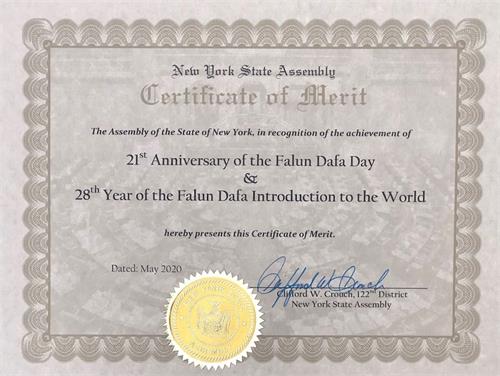 '圖9：紐約第一百二十二選區州議員克利福德﹒克勞奇（Clifford W.Crouch）褒獎法輪大法日，祝賀法輪大法洪傳世界二十八週年。'