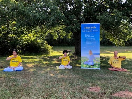'圖：桑莫塞郡的部份法輪功學員疫情期間堅持戶外弘法煉功。'