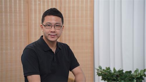 '圖5：屯門區區議員盧俊宇感謝法輪功學員為香港和中國的環境所做的努力。'