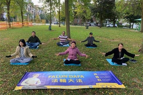 '圖1：在北約克的亨頓公園（Hendon Park） 的日本女士提雅（左一）和先生Juno（後排左一）。'