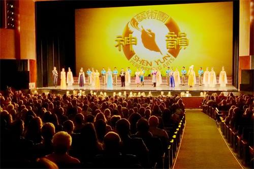 '圖1：二零二一年十一月一日至十一月二日，神韻北美藝術團蒞臨新墨西哥州阿爾伯克基市，在該市的波普喬伊廳（Popejoy Hall， Albuquerque）上演兩場「世界第一秀」。演出前夕，新墨西哥州州長髮賀函、眾議員簽發褒獎令，熱誠歡迎並感謝神韻的到來。圖為十一月一日晚首場演出結束後，神韻藝術家們謝幕。'