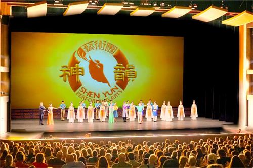 '圖2：二零二一年十一月二日至十一月三日，神韻環球藝術團在愛達荷州博伊西市莫瑞森表演藝術中心（Morrison Center for the Performing Arts， Boise）的兩場演出為觀眾展現了五千年中華神傳文化的精髓。圖為二零二一年十一月三日晚，第二場演出結束後，神韻藝術家們謝幕。'