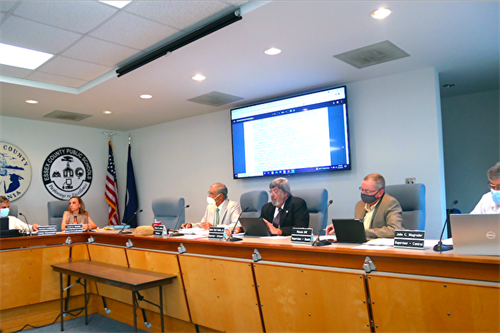 '圖2：二零二一年十月十二日，愛塞克斯郡（Essex County）通過的決議案，譴責和抵制中共活摘法輪功等良心犯器官的行徑。圖為九月十四晚，美國弗吉尼亞州愛塞克斯郡（Essex County）郡委會討論現場。'