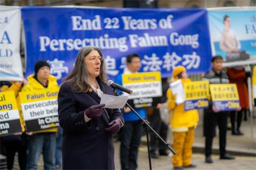 '圖4：英國法輪大法佛學會代表卡羅琳女士在集會中發言。'