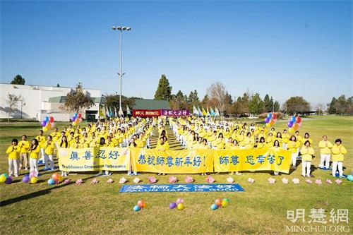 '圖1：二零二一年十二月十九日，洛杉磯部份法輪功學員在芳泉谷市平方英里地區公園（Mile Square Regional Park）的草坪上集體煉功。'