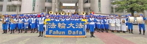 '圖2：台灣天國樂團於萬丹紅豆節弘法踩街活動前，合影恭祝師父新年快樂。'