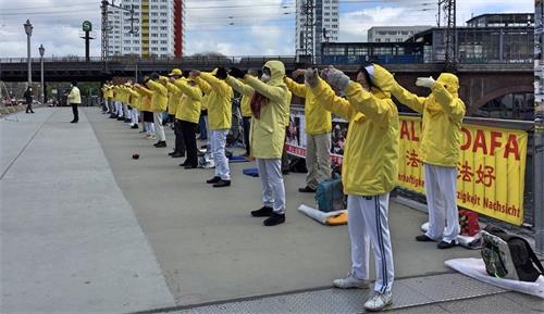 '圖1：二零二一年四月二十三日，柏林法輪功學員在中共使館前的亞諾維茨橋上演示功法，呼籲制止中共迫害。'