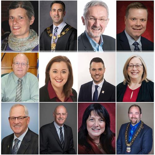 '圖1：加拿大卑詩省多個市鎮政要紛發賀信和褒獎令，祝賀「世界法輪大法日」。上圖第一排從左至右：維多利亞市（City of Victoria）市長麗莎﹒郝爾普斯（Lisa Helps），基隆拿（City of Kelowna）市長科林﹒巴士拉（Colin Basran），納奈莫市（City of Nanaimo）市長倫納德。克羅格（Leonard Krog），萊迪史密斯市（Ladysmith）市長艾倫﹒斯通（Aaron Stone）；第二排從左至右：阿姆斯特朗市（Armstrong）市長克里斯﹒皮珀（Chris Pieper）， 艾伯尼港市（City of Port Alberni）社團服務主任特維拉﹒斯隆斯基（Twyla Slonski），高貴林港市（City of Port Coquitlam）市長布拉德﹒韋斯特（Brad West），錫謝爾特市（Sechelt）市長達內爾達﹒西格斯（Darnelda Siegers），第三排從左至右：蘭裏鎮（Township of Langley）市長傑克﹒弗洛斯（Jack Froese），楓樹嶺市（Maple Ridge）市長麥克﹒莫登（Mike Morden），鄧肯市（Duncan）市長米歇爾﹒史泰博（Michelle Staples），考特尼市（City of Courtenay）市長鮑勃﹒韋爾斯（Bob Wells）。'