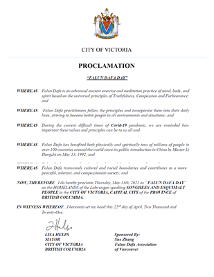 '圖2：卑詩省維多利亞市（City of Victoria）市長麗莎﹒郝爾普斯（Lisa Helps）為法輪大法日頒發褒獎令'