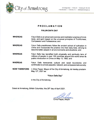 '圖6：阿姆斯特朗市（Armstrong）市長克里斯﹒皮珀（Chris Pieper）為法輪大法日頒發褒獎令'