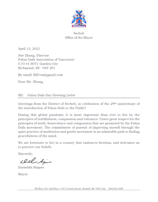 '圖10：錫謝爾特市（Sechelt）市長達內爾達﹒西格斯（Darnelda Siegers）恭賀「世界法輪大法日」'