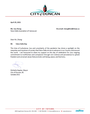 '圖13：鄧肯市（Duncan）市長米歇爾﹒史泰博（Michelle Staples）恭賀「世界法輪大法日」他在賀信中說：「在這個喜慶的日子裏，能表達對你們的支持，感謝你們獻身真與善，並通過非暴力方式，堅持不懈地維護自由和普世價值，增進世界福祉、和平與和睦，我感到很榮幸。」'