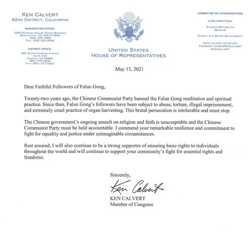 圖3：加州國會議員肯﹒卡瓦特（Ken Calvert）讚揚法輪功學員堅韌不屈的非凡精神，並表達他對法輪功人權的堅定支持。