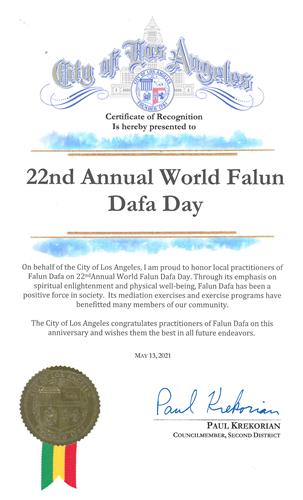 圖6：洛杉磯市第二選區市議員保羅﹒克雷科裏安（Paul Krekorian）代表洛杉磯市府對本地的法輪大法學員和第二十二屆「世界法輪大法日」予以褒獎。（大紀元資料庫）