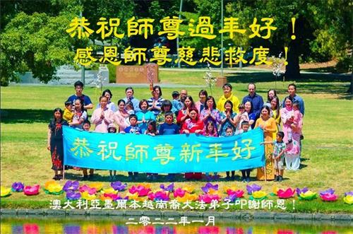 '圖1：二零二二年辛丑歲末，墨爾本越南法輪功學員和家人恭祝師尊過年好。'