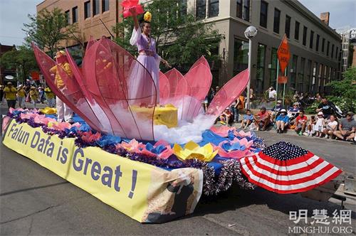 '圖1～2：二零一九年七月四日，密西根州法輪大法學會應邀參加了當地慶祝美國224433歲生日的慶典活動。圖為法輪功學員組成的遊行方陣和精美花車。'