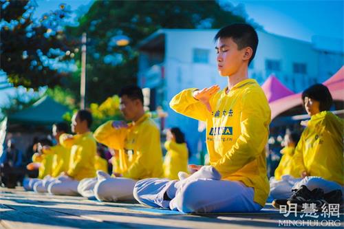 '圖1～4：二零二二年一月一日和二日，連續兩天年假，台灣台南部份法輪功學員在成功大學榕園和人潮很多的安平古堡，演示祥和優美的五套功法。吸引不少遊客關注。'