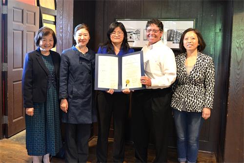 圖1：五月十一日，德拉華州眾議員保羅﹒鮑姆巴赫（右二）向法輪大法學員頒發德拉華州眾議院褒獎，祝賀法輪大法洪傳世界三十週年。